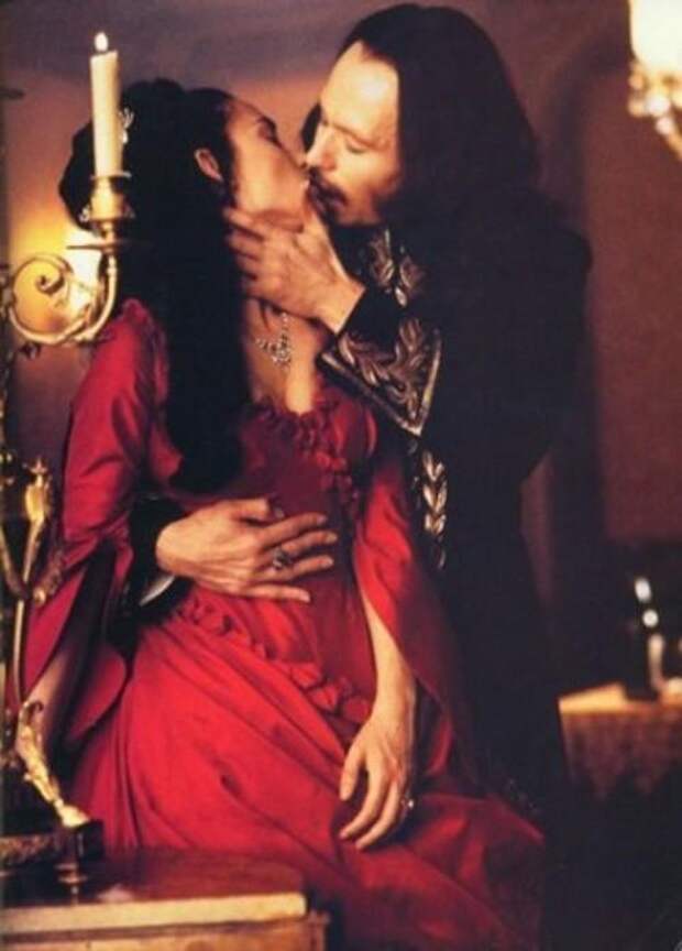 <B>Дракула (1992)</B><BR> Незабываемый поцелуй в исполнении Гари Олдмэна - трансильванского графа Дракулы, считающего, что Мина - никто иная, как реинкарнация погибшей жены графа, Элизабет. Самые культовые сцены мирового кинематографа
