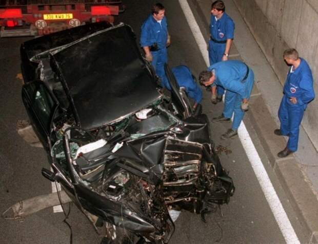 Автомобиль, в котором ехали принцесса Диана и Доди аль-Файед после автокатастрофы. 31 августа 1997 г. история, люди, мир, фото