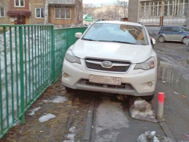 Любитель парковаться на тротуарах subaru, авто, автохам, быдло, парковка, хамство