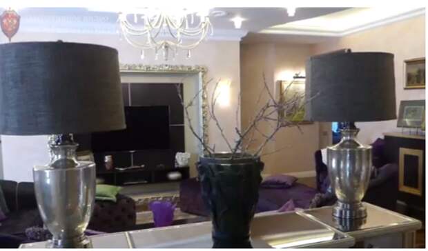 На переднем плане – ваза "Лалик". Скрин видео УФСБ по Ивановской области.