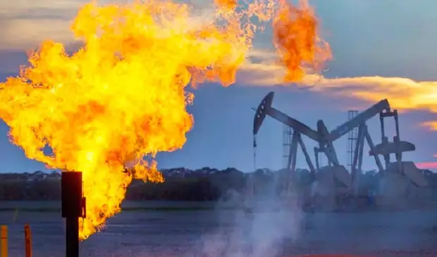 Нельзя отказаться от нашей нефти, но покупать газ – Аналитик Юшков о новых санкциях ЕС