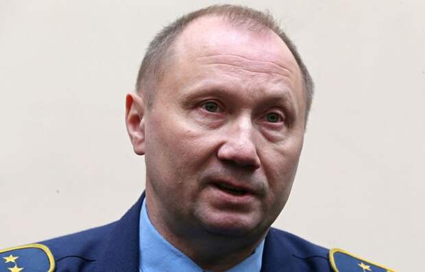 Машинист питерского метро Александр Каверин передал собранные для него деньги пострадавшей женщине (2 фото)