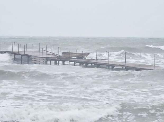 Черноморский молот грозит побережью! Страшный шторм бьет по Анапе