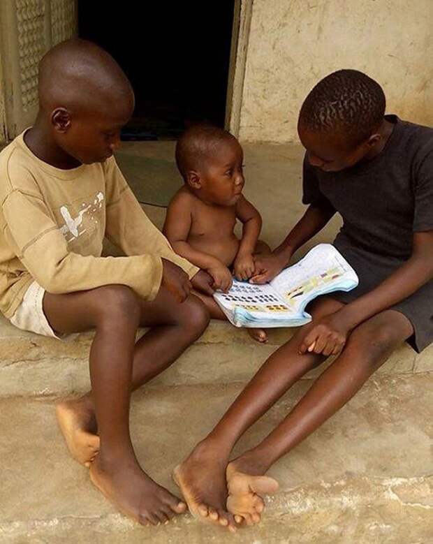 В приюте мальчик с ребенком проводятся развивающие занятия.