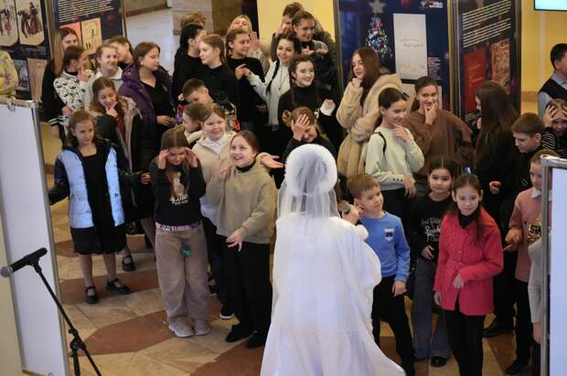 В Луганской академической филармонии открылась выставка «Как звучит зима»