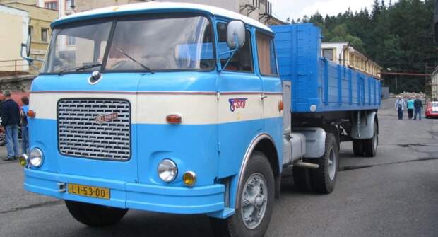 Советские дальнобойщики мечтали сесть за руль Škoda 706RT