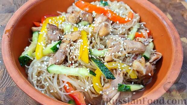 Фото к рецепту: Фунчоза с курицей и овощами