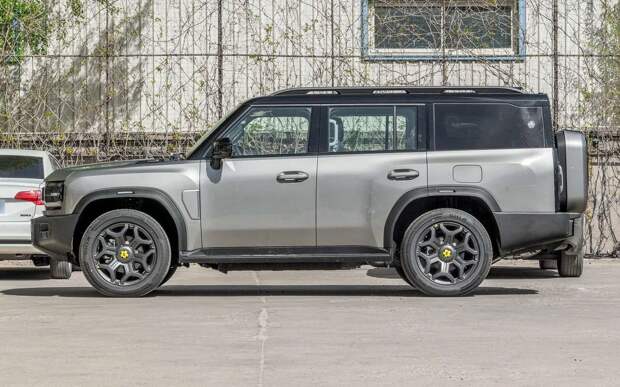 Китайский кроссовер, который превращается в спальню на колёсах