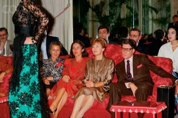 Раиса Горбачева на закрытом показе YSL (Ив Сен Лоран), 1986 | Фото: foto-history.livejournal.com Раиса Горбачева на закрытом показе YSL (Ив Сен Лоран), 1986 | Фото: foto-history.livejournal.com