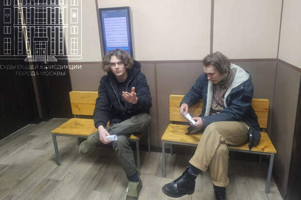 Суд в Москве арестовал на 15 суток трех мужчин, заблокировавших вход в офис РКН