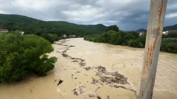 Непогода обрушилась на Кубань: в Туапсинском районе вышла из берегов река, детские тургруппы эвакуируют