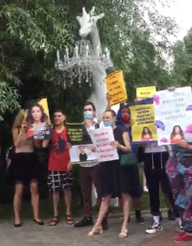 Недовольная толпа сорвала концерт Ани Лорак в Москве, певица спасалась бегством: появилось видео