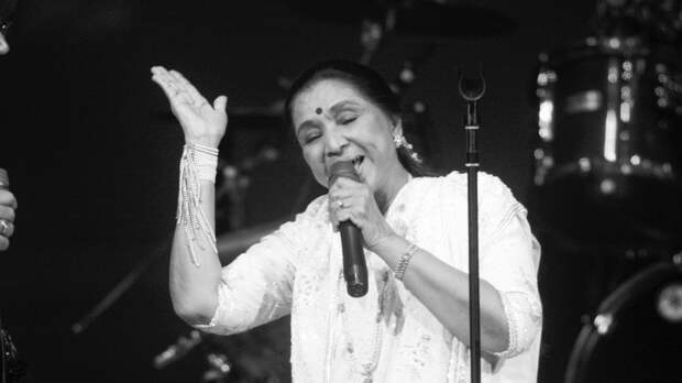 В возрасте 92 лет умерла болливудская певица Аша Бхосле