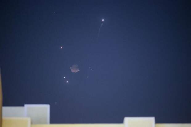 «Всё дрожит и взрывается»: туристка сняла на видео путь в отель в Катаре