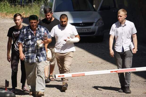 В Крыму накануне задержали 20 человек и раздали им повестки в военкомат. Речь идёт о группе поддержки, которая собралась возле райсуда в Симферополе.-6