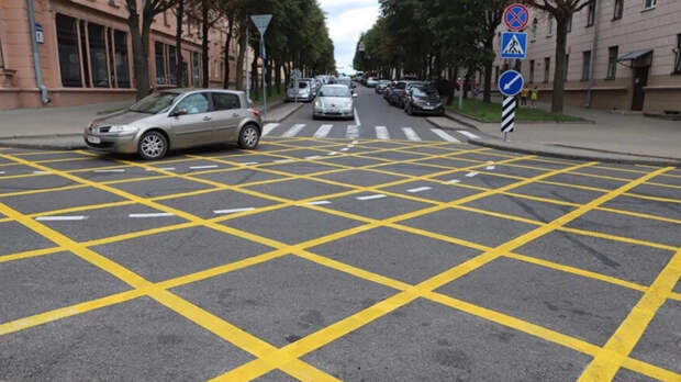 Почему «вафельная» разметка спасает перекрёстки и как избежать штрафа