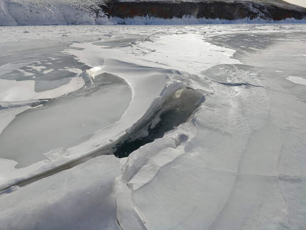 На льдине с сахалинскими рыбаками расползаются широкие трещины