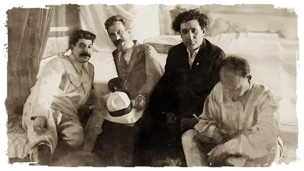 Сталин, Рыков, Зиновьев и Бухарин в сентябре 1924 года Сталин, Рыков, Зиновьев и Бухарин в сентябре 1924 года