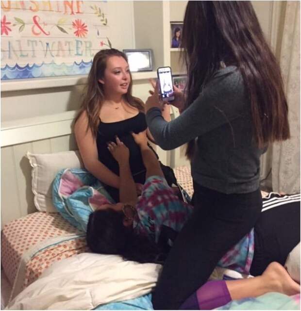 Друзья - это те люди, которые то и дело "нежно" пинают тебя под зад! друзья, прикол, юмор