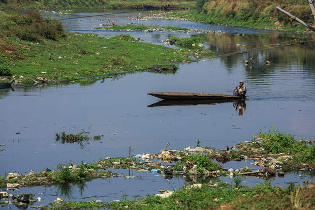 Река Читарум в Индонезии