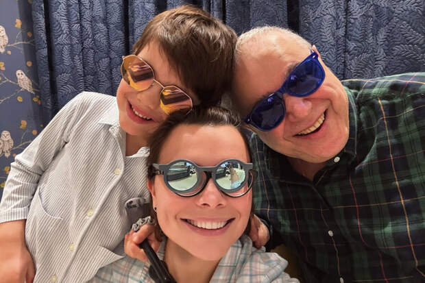 Жена юмориста Евгения Петросяна показала домашние кадры с мужем и сыном