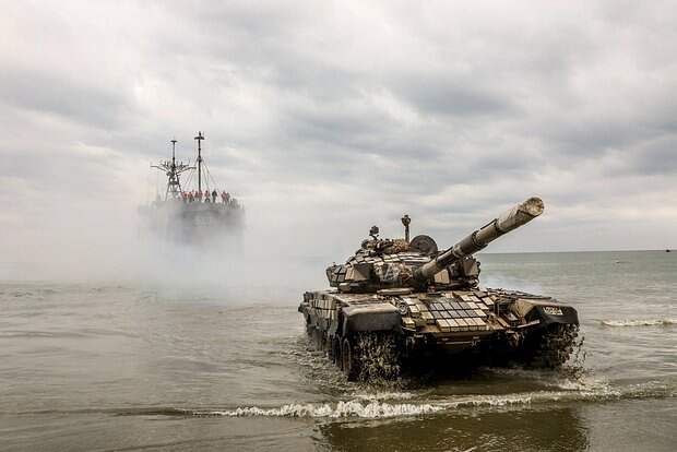 Иранские военнослужащие принимают участие в ежегодных учениях в прибрежной зоне Оманского залива и вблизи Ормузского пролива, Иран, 30 декабря 2022 года