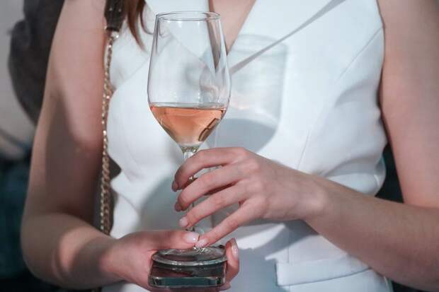 В Петербурге задержали женщину, которая ехала за рулем с бокалом