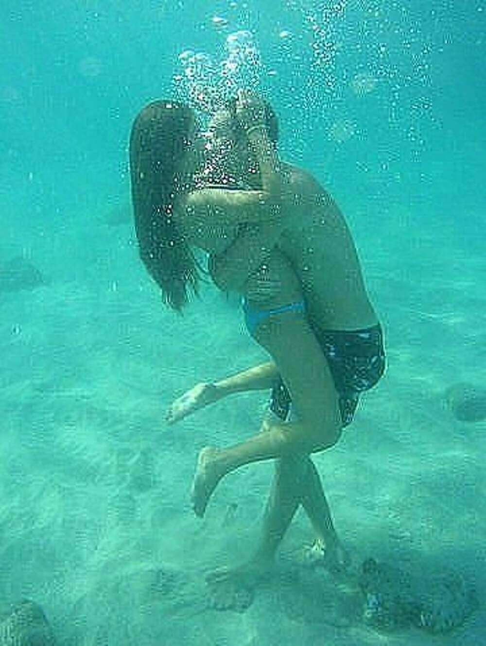 Лапаю скрыто. Парень и девушка в воде. Поцелуй в воде. Поцелуй под водой. Девушки в воде и под водой.