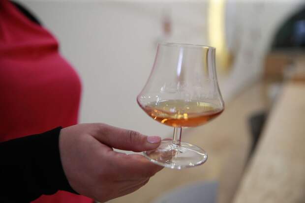 Нарколог Казанцев: виски, коньяк и ром приводят к выраженному похмелью