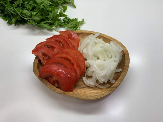 Сочные, очень вкусные, я бы даже сказала, самые вкусные баклажаны получаются по этому рецепту. Такое блюдо просто закуской не назовёшь. Это уже полноценное блюдо, к которому и гарнир не нужен!-3