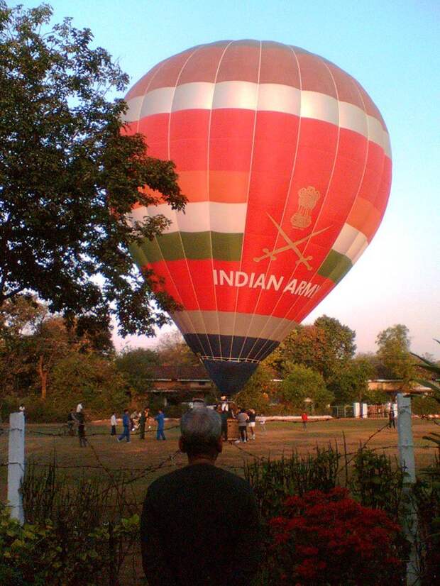 7. "Однажды утром проснулся от странных звуков. Оказалось, что перед домом приземлился огромный воздушный шар с надписью "Армия Индии" доказательства, невероятно., пруф, случаи из жизни, фото юмор смешные истории, фото юмор