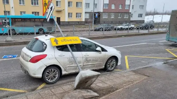 Навёл шороху: в Петербурге ветер повалил знаки, заборы и столбы – видео