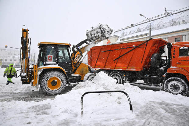 Московские коммунальщики собрали почти миллион кубометров снега за два дня