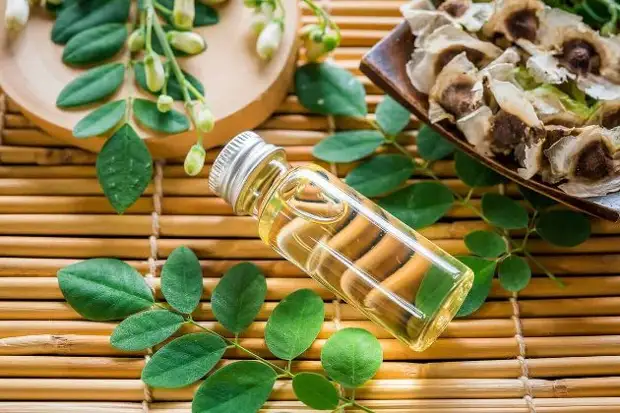 Стимулирует рост волос и возвращает сияние: 6 удивительных преимуществ масла моринги для волос