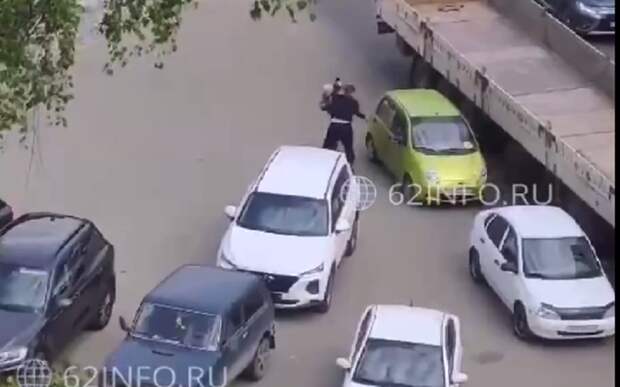В Рязани водитель грузовика устроил драку с пожилым мужчиной