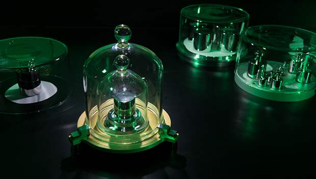 a photo of NIST's platinum-iridium kilogram under a jar