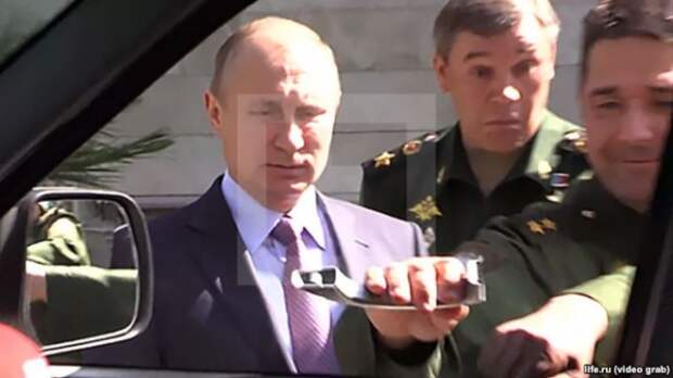 Генерал рассмешил Путина, оторвав ручку военного джипа Генерал рассмешил Путина, оторвав ручку военного джипа