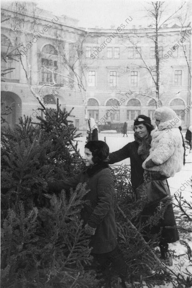 1940-е. Продажа елок на Чернышевой площади 1940-е. Продажа елок на Чернышевой площади