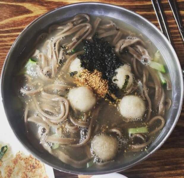 Куриный суп с лапшой - это блюдо, которое есть, наверное, в каждой культуре. 09