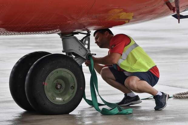 Шины пассажирского самолета лопнули при посадке в аэропорту
