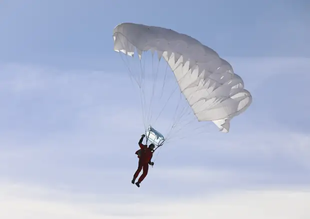 Парашютисты ЦВО посвятили девушкам сложный групповой прыжок