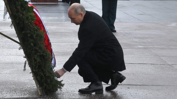 Путин возложил венок к Могиле Неизвестного Солдата в День защитника Отечества