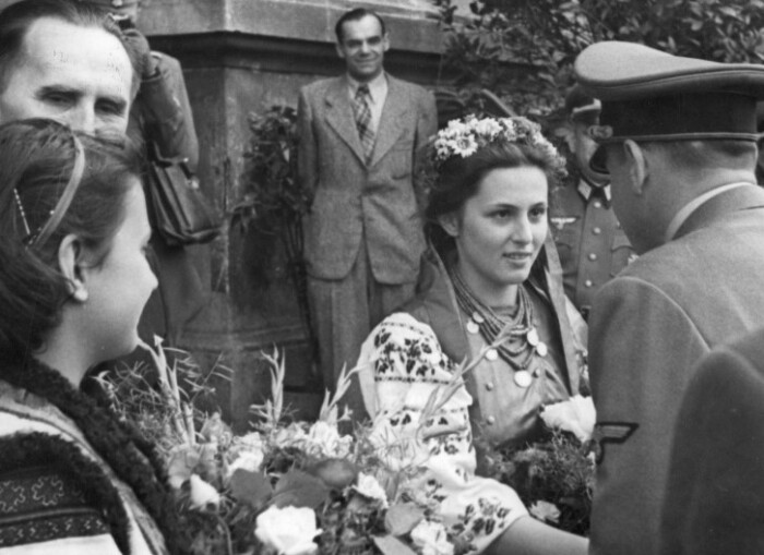 Встреча немцев хлебом-солью. Встреча немцев хлебом-солью.
