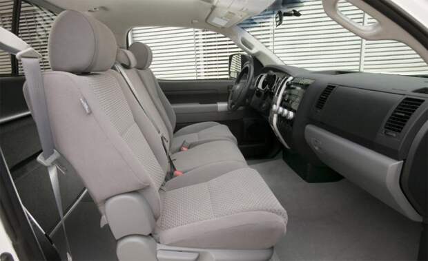 современный салон Toyota Tundra