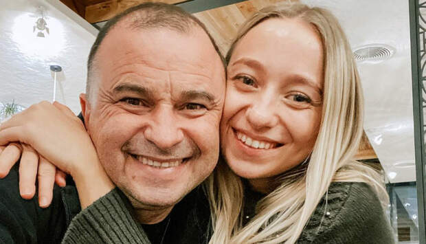 Молодая жена Виктора Павлика показала их с артистом домашнюю романтику