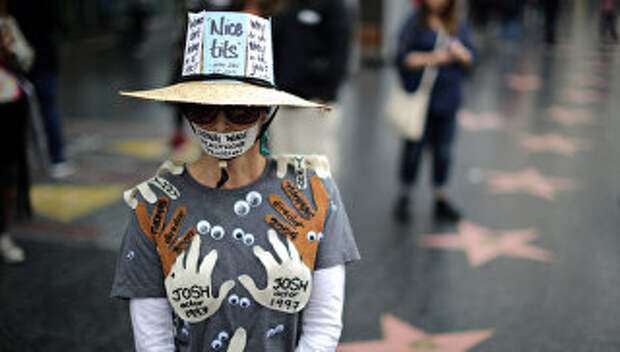 Женщина во время марша против сексуальных домогательств в Голливуде, США