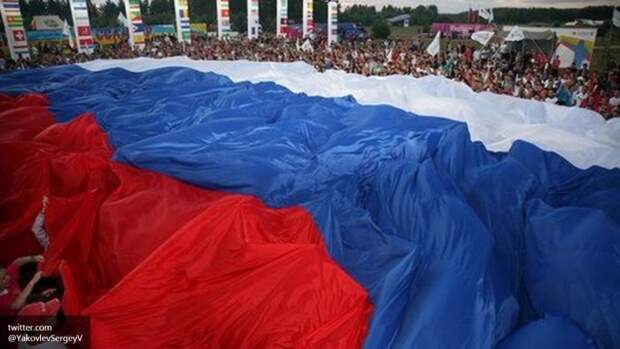 МОК разрешил спорстменам выступать под флагом России
