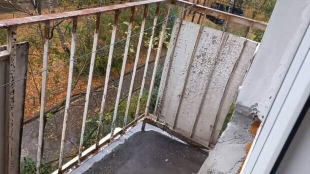 Страшненький балкон в хрущёвке стал прелестным! Даже шкафы поместились