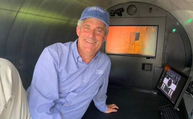 Стоктон Раш – основатель и генеральный директор OceanGate внутри подводного аппарата «Титан». | Фото: smithsonianmag.com.