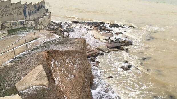 В Крыму шторм разрушает пляжи Николаевки